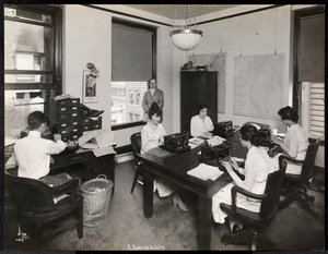 Uomini e donne che lavorano nel dipartimento stenografico di R. Martens und Co. Inc., New York, 1916 o 1917